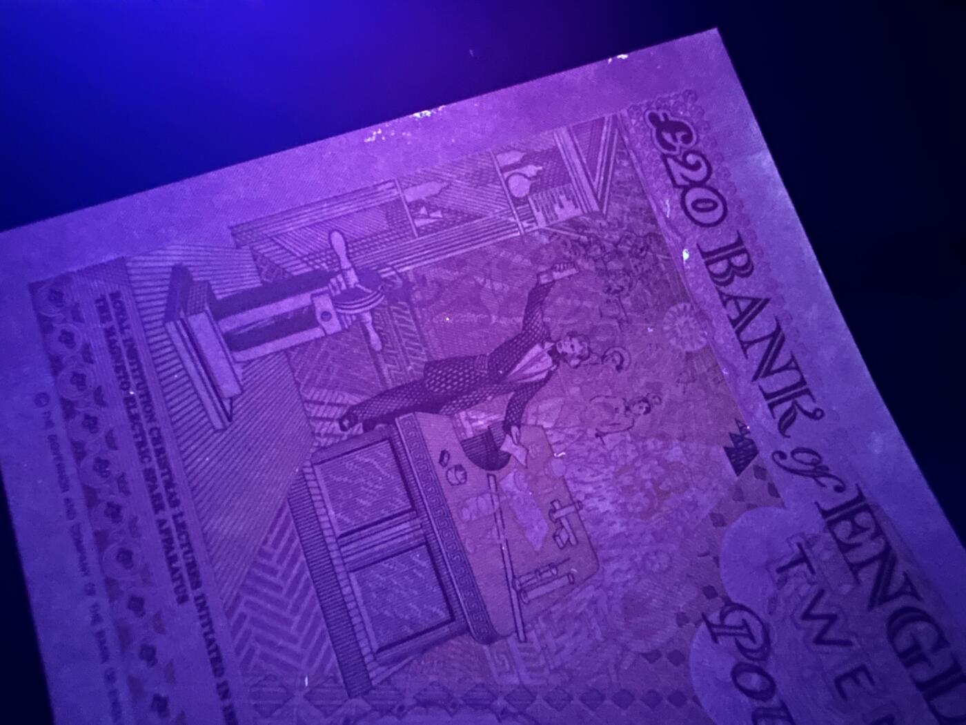 《外钞收藏家》第六百一十五期（畅拍场）（长期征集拍品、欢迎藏友们联系合作） 英国E序列20镑 UNC- 有潮斑