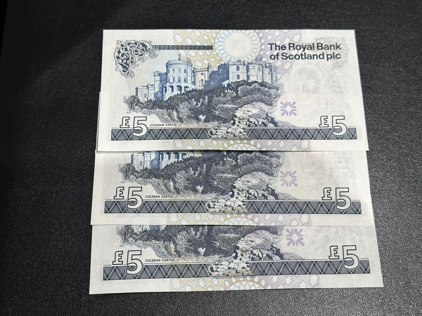 《外钞收藏家》第六百一十五期（畅拍场）（长期征集拍品、欢迎藏友们联系合作） 2005年苏格兰皇家银行5镑 纪念钞 3张一起 千位号 全新UNC