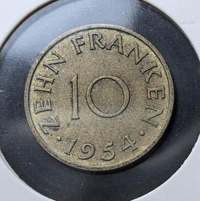 外国优质老铜币银币苏联纪念章，每周六晚九点倒数截拍，满百包邮可寄存，持续收拍 - 法占德国萨尔保护区1954年10法郎。二战后萨尔由法国托管，1947 年起法国法郎为法定货币，1954-1955 年发行带德语 “Franken” 和本地工业纹章的专属硬币，仅在萨尔流通，1957 年萨尔回归西德后逐步退出。