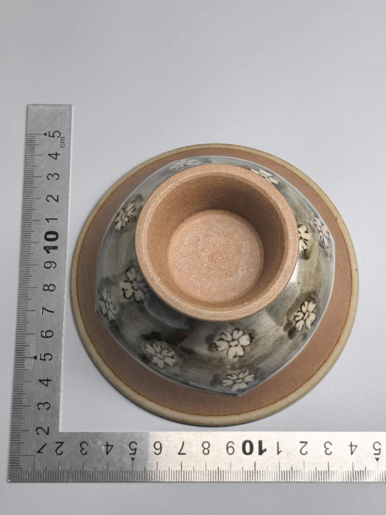 小驴勋章奖章收藏3月7日周六晚六点拍卖（珍爱和平，收藏战争，铭记历史，勿忘国耻，忠党爱国。有偿代拍，送拍规则在简介最后，参拍须阅读规则后再参拍，关系到运费包装发货时效真假辨别等关键信息，拍卖时不再发原图，看大图店主微信码在拍卖店铺介绍里） 日式茶碗带桧木盒