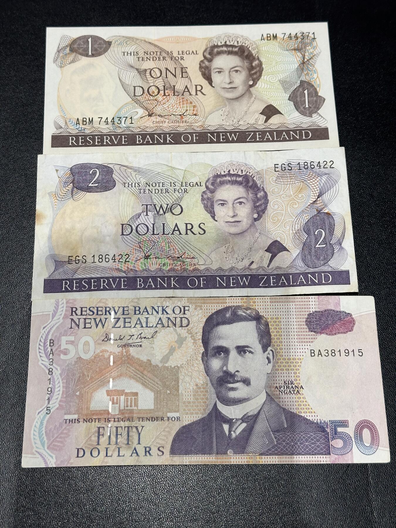 《外钞收藏家》第六百一十五期（畅拍场）（长期征集拍品、欢迎藏友们联系合作） 新西兰1、2、50元 3张一起 非全新 品相如图