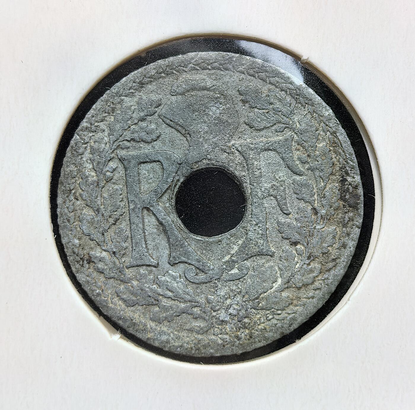 外国优质老铜币银币苏联纪念章，每周六晚九点倒数截拍，满百包邮可寄存，持续收拍 维希法国1941年10 生丁圆孔币双点版。二战法国战败后，贝当建立傀儡维希政权（1940-1944），为应对物资匮乏，发行此廉价锌币，正面保留 “自由平等博爱”，背面为 “RF” 与弗里吉亚帽，是维希政权的流通见证。