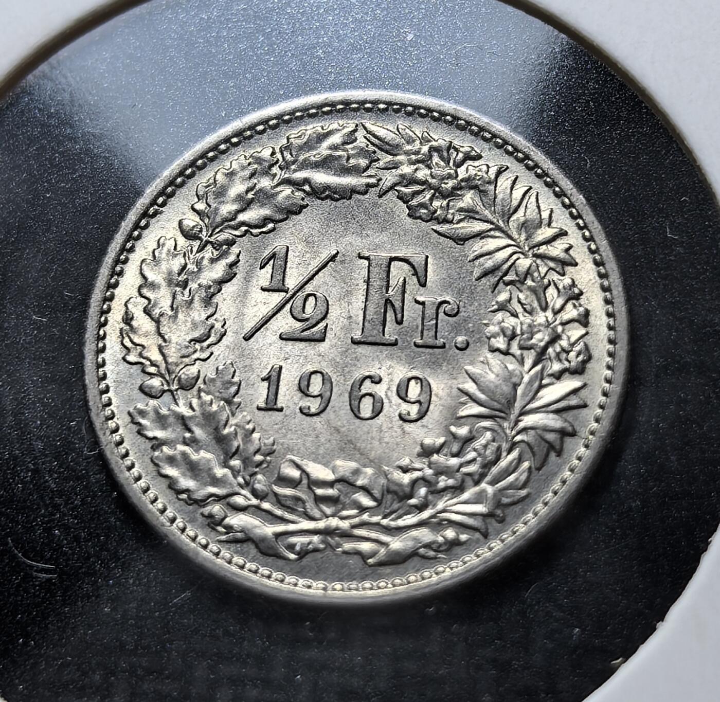 外国优质老铜币银币苏联纪念章，每周六晚九点倒数截拍，满百包邮可寄存，持续收拍 瑞士1969年版 1/2 法郎，正面为象征瑞士的赫尔维蒂亚女神，持矛护十字盾，22 星代表当时 22 个州；由安托万・博维设计，是联邦货币体系的经典延续。