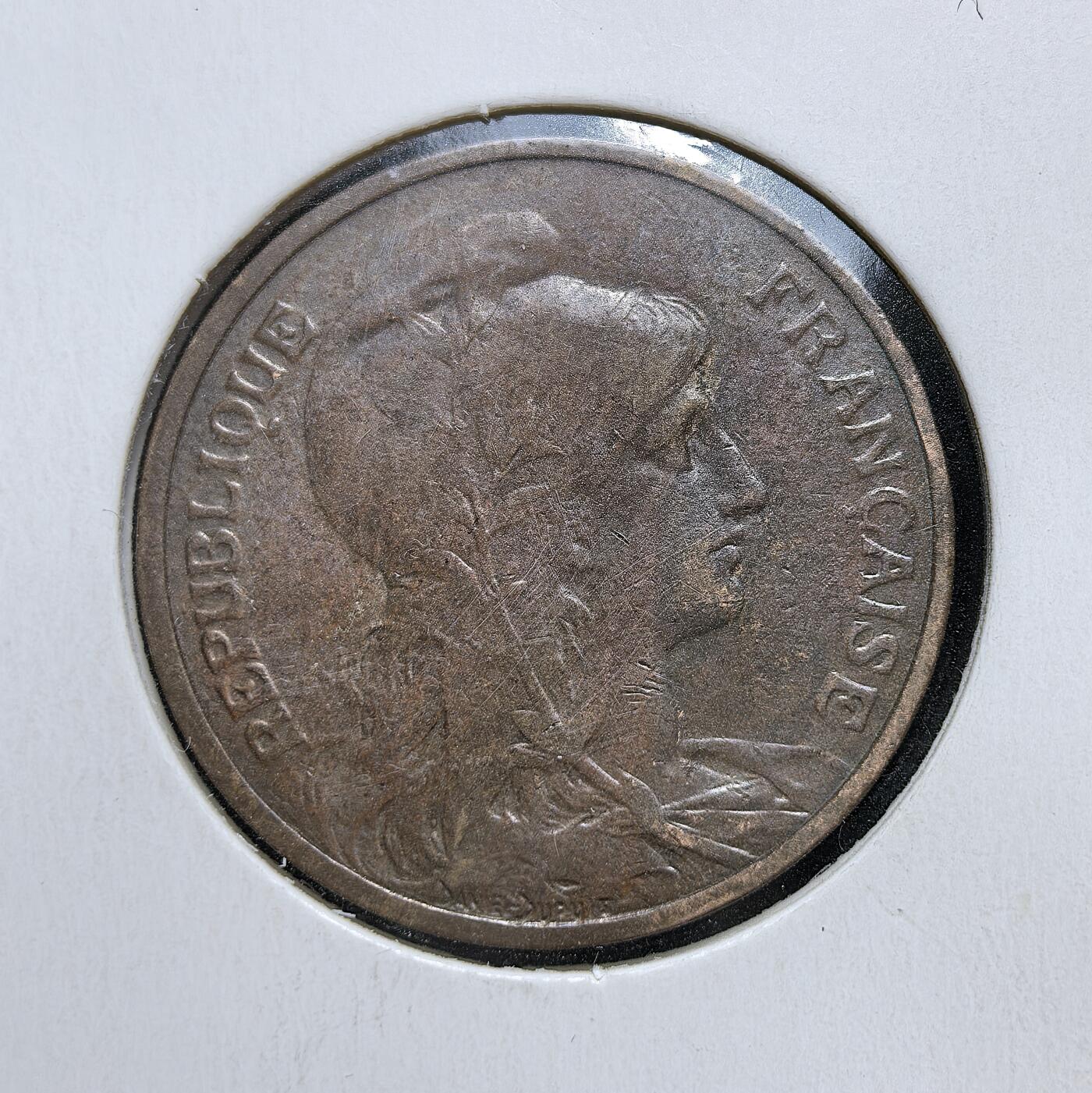 外国优质老铜币银币苏联纪念章，每周六晚九点倒数截拍，满百包邮可寄存，持续收拍 法兰西第三共和国1910年5 生丁火炬版，由 Daniel-Dupuis 设计，正面为象征共和的玛丽安娜头像，背面是 “自由、平等、博爱” 与母子形象，材质为青铜，流通于一战前法国，见证第三共和国政教分离与殖民扩张时期。