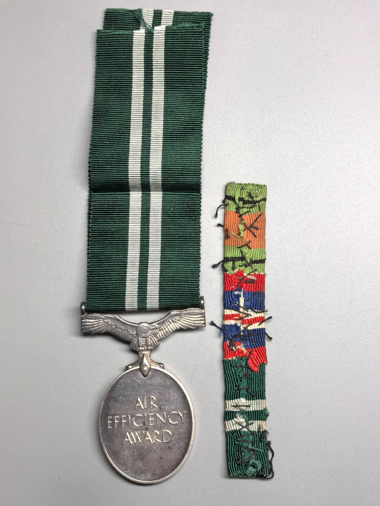 小驴勋章奖章收藏3月7日周六晚六点拍卖（珍爱和平，收藏战争，铭记历史，勿忘国耻，忠党爱国。有偿代拍，送拍规则在简介最后，参拍须阅读规则后再参拍，关系到运费包装发货时效真假辨别等关键信息，拍卖时不再发原图，看大图店主微信码在拍卖店铺介绍里） 二战皇家空军上尉套：皇家空军 I・W・J・罗伯逊 空军上尉的极少见的乔治六世版空军效率奖章（单章涛参考价2300)和略