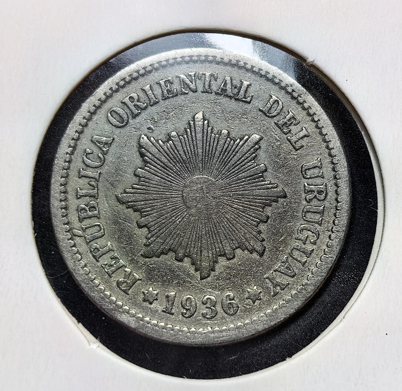 外国优质老铜币银币苏联纪念章，每周六晚九点倒数截拍，满百包邮可寄存，持续收拍 乌拉圭1936年2 分铜镍币。正面为乌拉圭国徽太阳放射纹，背面是月桂枝环绕面值，由奥地利维也纳造币厂铸造，是 20 世纪上半叶乌拉圭流通辅币，见证该国稳定货币与日常经济生活。