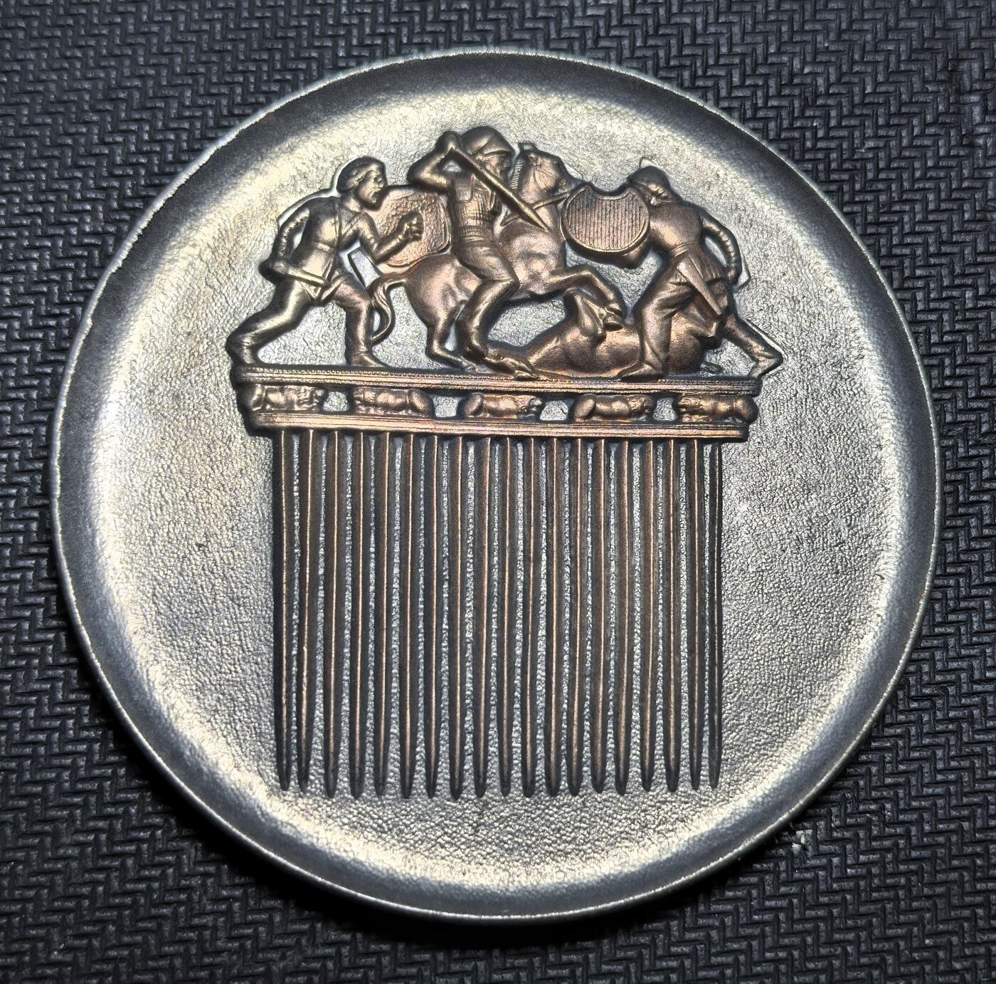 外国优质老铜币银币苏联纪念章，每周六晚九点倒数截拍，满百包邮可寄存，持续收拍 苏联时期纪念章，正面复刻了艾尔米塔什博物馆（冬宫）的镇馆之宝 ——斯基泰金梳。这把金梳约公元前 4 世纪由希腊工匠为斯基泰贵族打造，1913 年在乌克兰索罗哈库尔干墓葬出土，梳背上的战争浮雕是斯基泰文化与希腊艺术融合的见证。