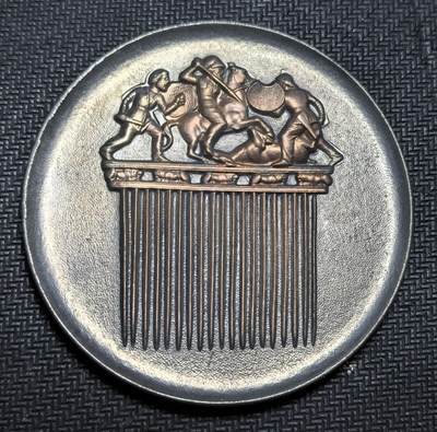 外国优质老铜币银币苏联纪念章，每周六晚九点倒数截拍，满百包邮可寄存，持续收拍 - 苏联时期纪念章，正面复刻了艾尔米塔什博物馆（冬宫）的镇馆之宝 ——斯基泰金梳。这把金梳约公元前 4 世纪由希腊工匠为斯基泰贵族打造，1913 年在乌克兰索罗哈库尔干墓葬出土，梳背上的战争浮雕是斯基泰文化与希腊艺术融合的见证。