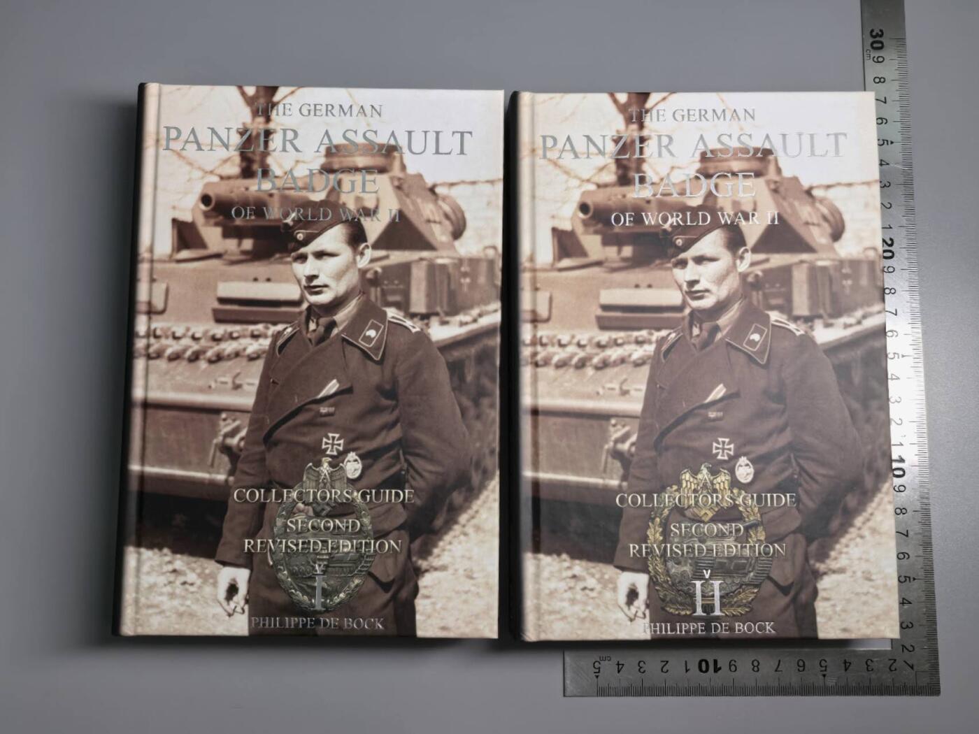 小驴勋章奖章收藏3月7日周六晚六点拍卖（珍爱和平，收藏战争，铭记历史，勿忘国耻，忠党爱国。有偿代拍，送拍规则在简介最后，参拍须阅读规则后再参拍，关系到运费包装发货时效真假辨别等关键信息，拍卖时不再发原图，看大图店主微信码在拍卖店铺介绍里） 《二战德国坦克突击奖章》上下册，世界最顶尖坦克突击奖章专家PHILIPPE先生作品，2021年修订本，新增PHILIPPE先生十几年的研究成果，增加了200页，书页数达到1100页，作者亲签扉页和名片，（3公斤重，完整运回国费用很高），非常专业的书看完记住就可以成为坦克突击奖章专家了