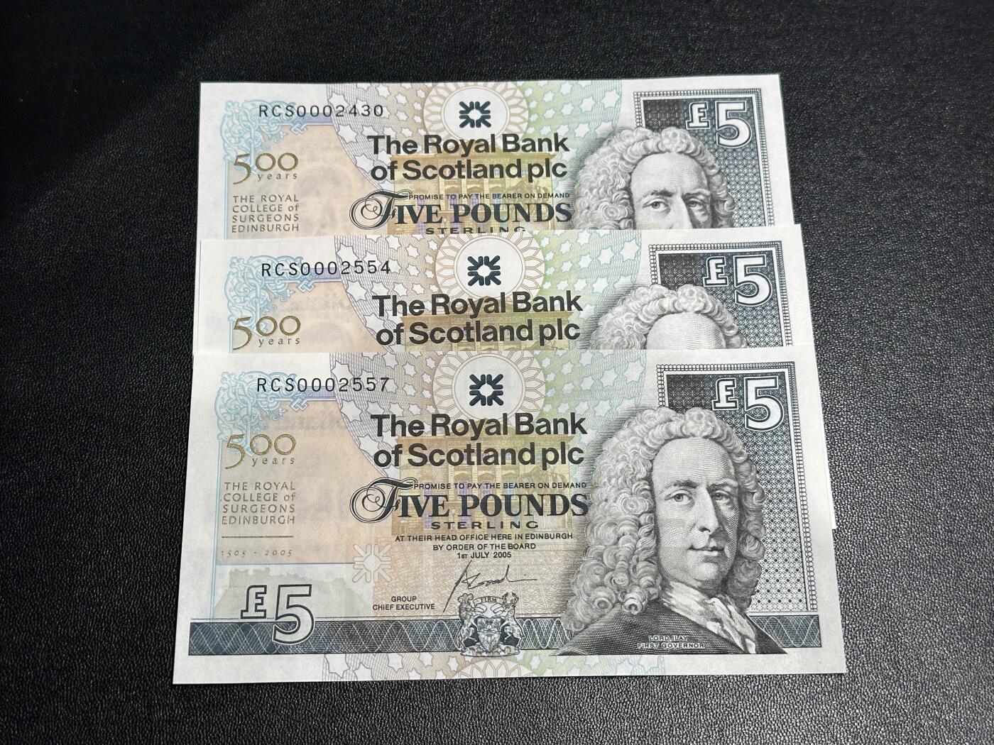 《外钞收藏家》第六百一十五期（畅拍场）（长期征集拍品、欢迎藏友们联系合作） 2005年苏格兰皇家银行5镑 纪念钞 3张一起 千位号 全新UNC