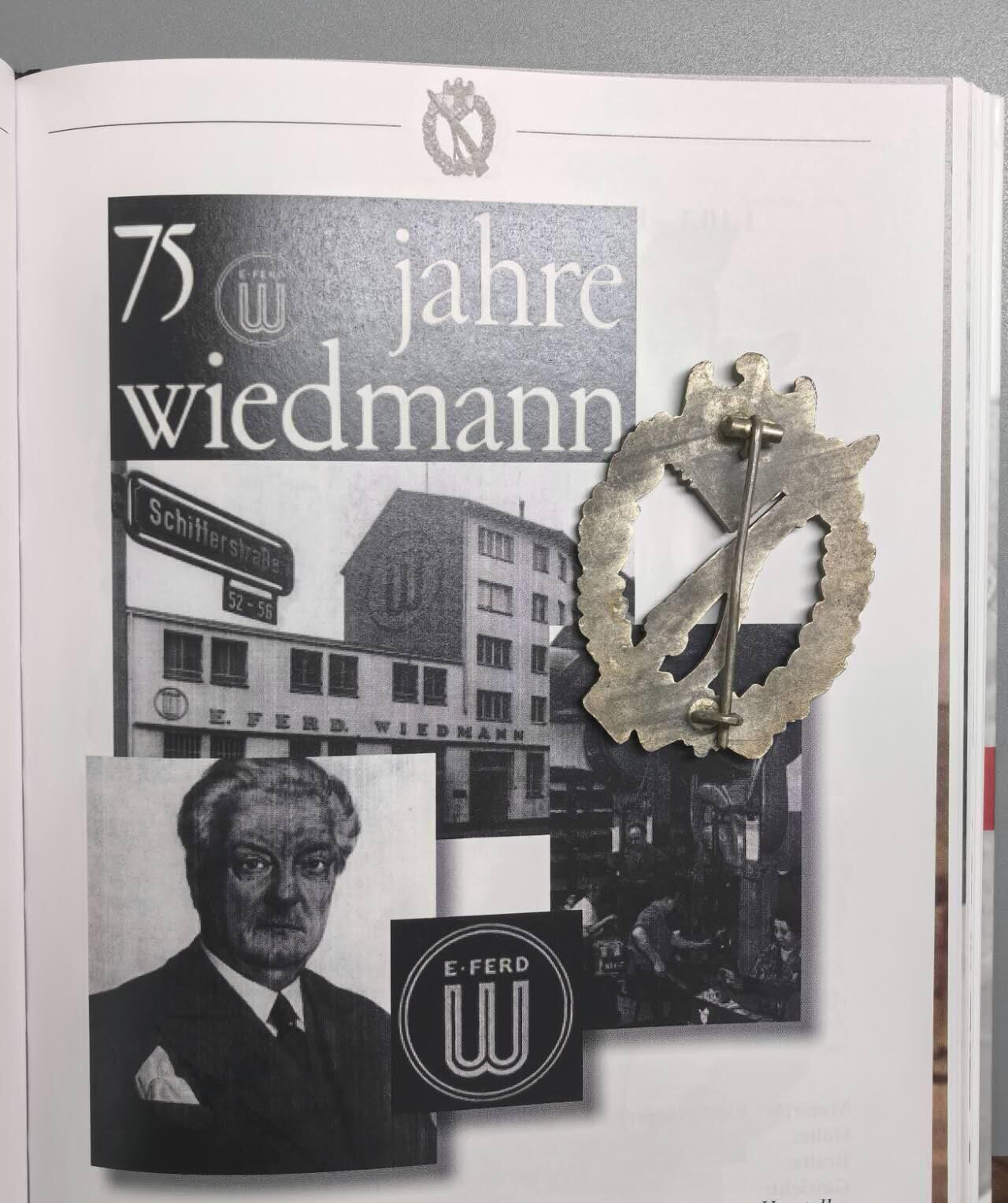 小驴勋章奖章收藏3月7日周六晚六点拍卖（珍爱和平，收藏战争，铭记历史，勿忘国耻，忠党爱国。有偿代拍，送拍规则在简介最后，参拍须阅读规则后再参拍，关系到运费包装发货时效真假辨别等关键信息，拍卖时不再发原图，看大图店主微信码在拍卖店铺介绍里） 德国WWII银级步兵突击奖章，E. FE RDINAND WIEDMANN-FRANKFURT/MAIN 厂制作（厂标UU那家）1.09.4版本，锌合金镀银铸造，Buntmetall别杆组合，好品