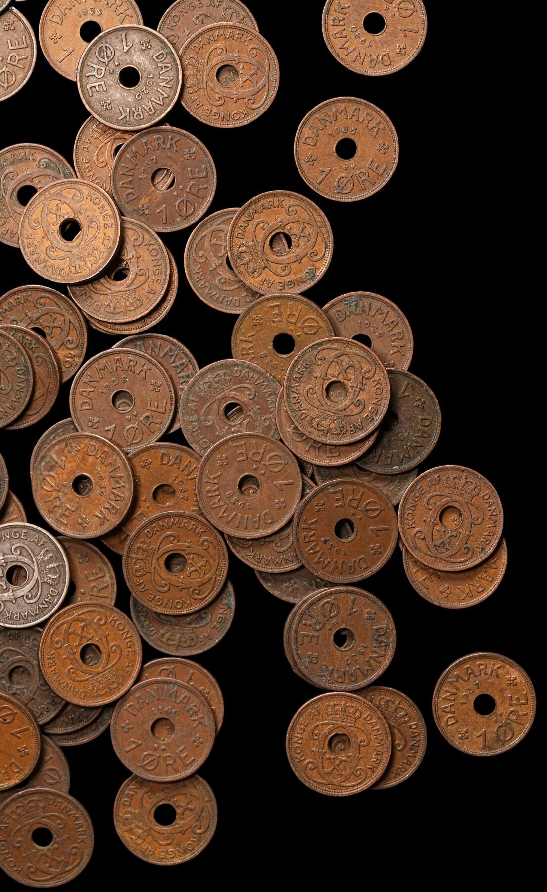 修遠堂世界钱币第106期，请看参拍说明 丹麦中孔1欧尔铜币99枚，1927-1940年