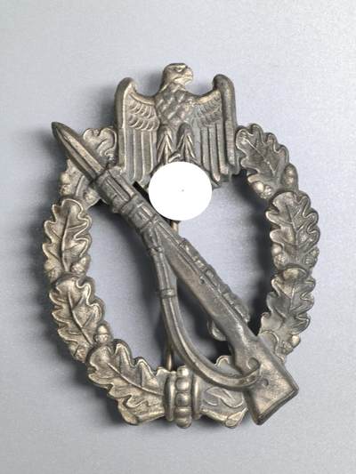 小驴勋章奖章收藏3月7日周六晚六点拍卖（珍爱和平，收藏战争，铭记历史，勿忘国耻，忠党爱国。有偿代拍，送拍规则在简介最后，参拍须阅读规则后再参拍，关系到运费包装发货时效真假辨别等关键信息，拍卖时不再发原图，看大图店主微信码在拍卖店铺介绍里） - 德国WWII银级步兵突击奖章，E. FE RDINAND WIEDMANN-FRANKFURT/MAIN 厂制作（厂标UU那家）1.09.4版本，锌合金镀银铸造，Buntmetall别杆组合，好品