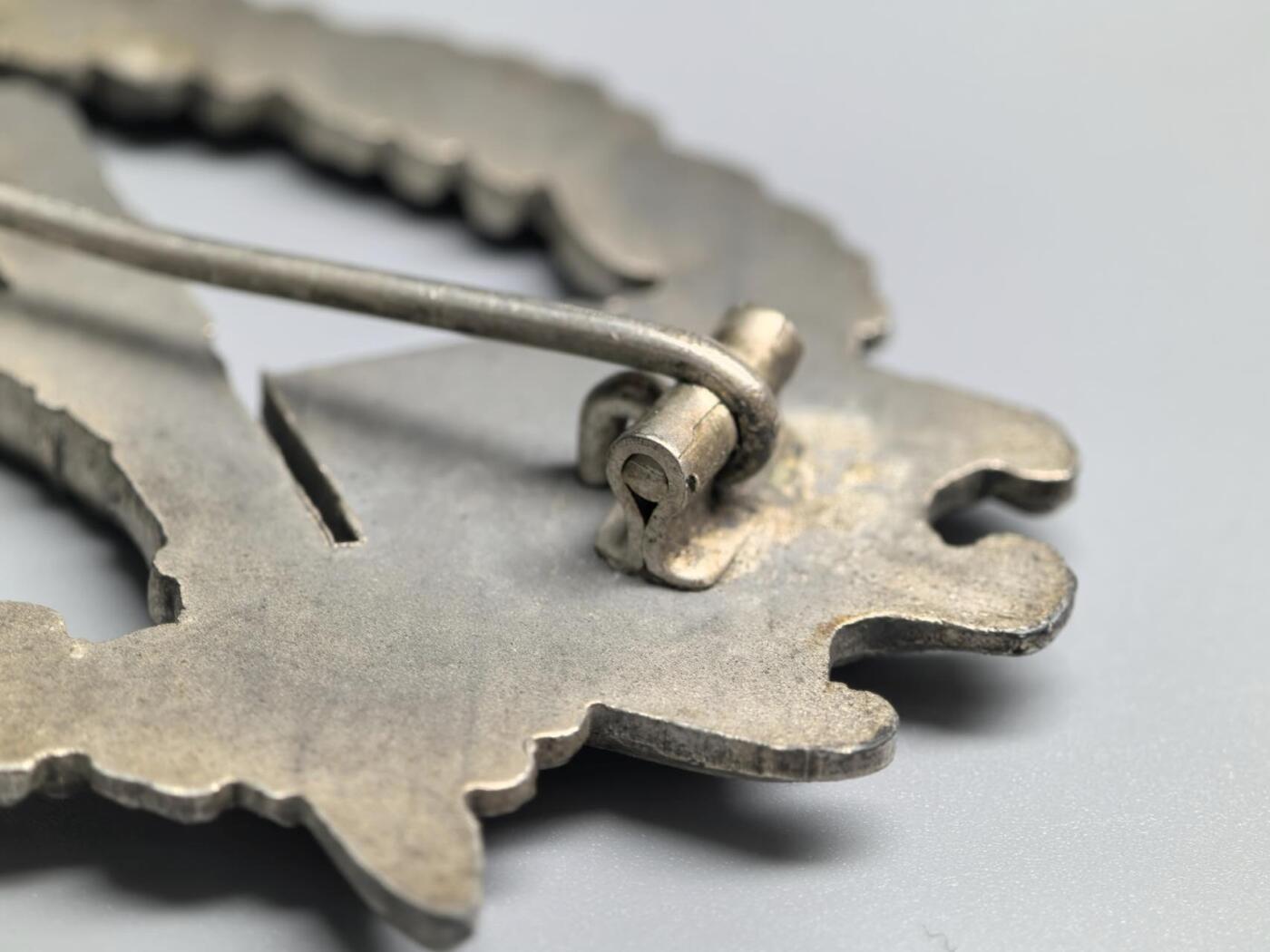 小驴勋章奖章收藏3月7日周六晚六点拍卖（珍爱和平，收藏战争，铭记历史，勿忘国耻，忠党爱国。有偿代拍，送拍规则在简介最后，参拍须阅读规则后再参拍，关系到运费包装发货时效真假辨别等关键信息，拍卖时不再发原图，看大图店主微信码在拍卖店铺介绍里） 德国WWII银级步兵突击奖章，E. FE RDINAND WIEDMANN-FRANKFURT/MAIN 厂制作（厂标UU那家）1.09.4版本，锌合金镀银铸造，Buntmetall别杆组合，好品