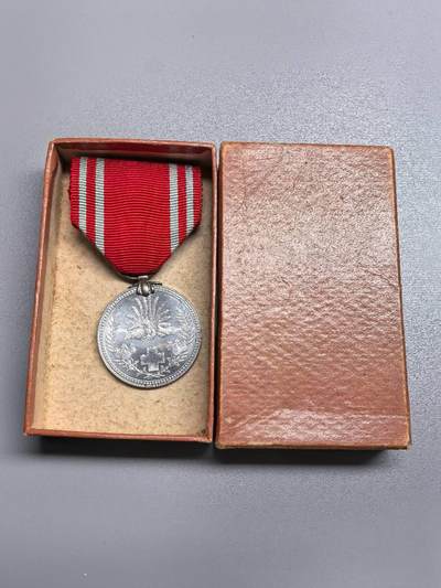 小驴勋章奖章收藏3月7日周六晚六点拍卖（珍爱和平，收藏战争，铭记历史，勿忘国耻，忠党爱国。有偿代拍，送拍规则在简介最后，参拍须阅读规则后再参拍，关系到运费包装发货时效真假辨别等关键信息，拍卖时不再发原图，看大图店主微信码在拍卖店铺介绍里） - 赤十字社徽章带盒，铝质