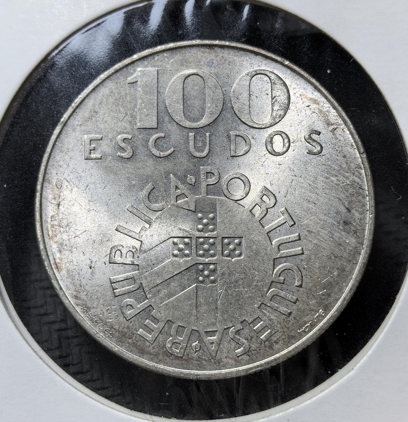 外国优质老铜币银币苏联纪念章，每周六晚九点倒数截拍，满百包邮可寄存，持续收拍 葡萄牙1977年100 埃斯库多纪念银币18克650银纯银价252元，为纪念1974年4月25日康乃馨革命：这场不流血政变推翻了萨拉查独裁政权，开启民主化进程，币面刻 “25 DE ABRIL 1974”，象征自由与新生。