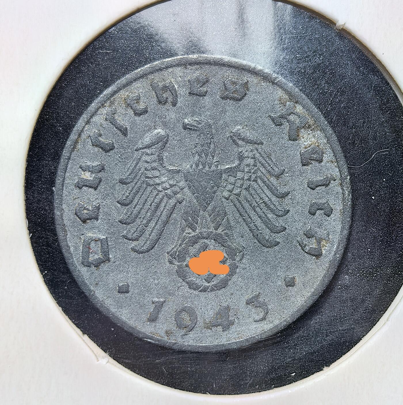 外国优质老铜币银币苏联纪念章，每周六晚九点倒数截拍，满百包邮可寄存，持续收拍 纳粹德国1943年1帝国芬尼，属二战战时应急货币。因铜、镍等金属被征用为军工，改用廉价锌铸造，币面饰有帝国鹰徽与万字符号，是第三帝国后期物资匮乏、货币贬值的历史见证。