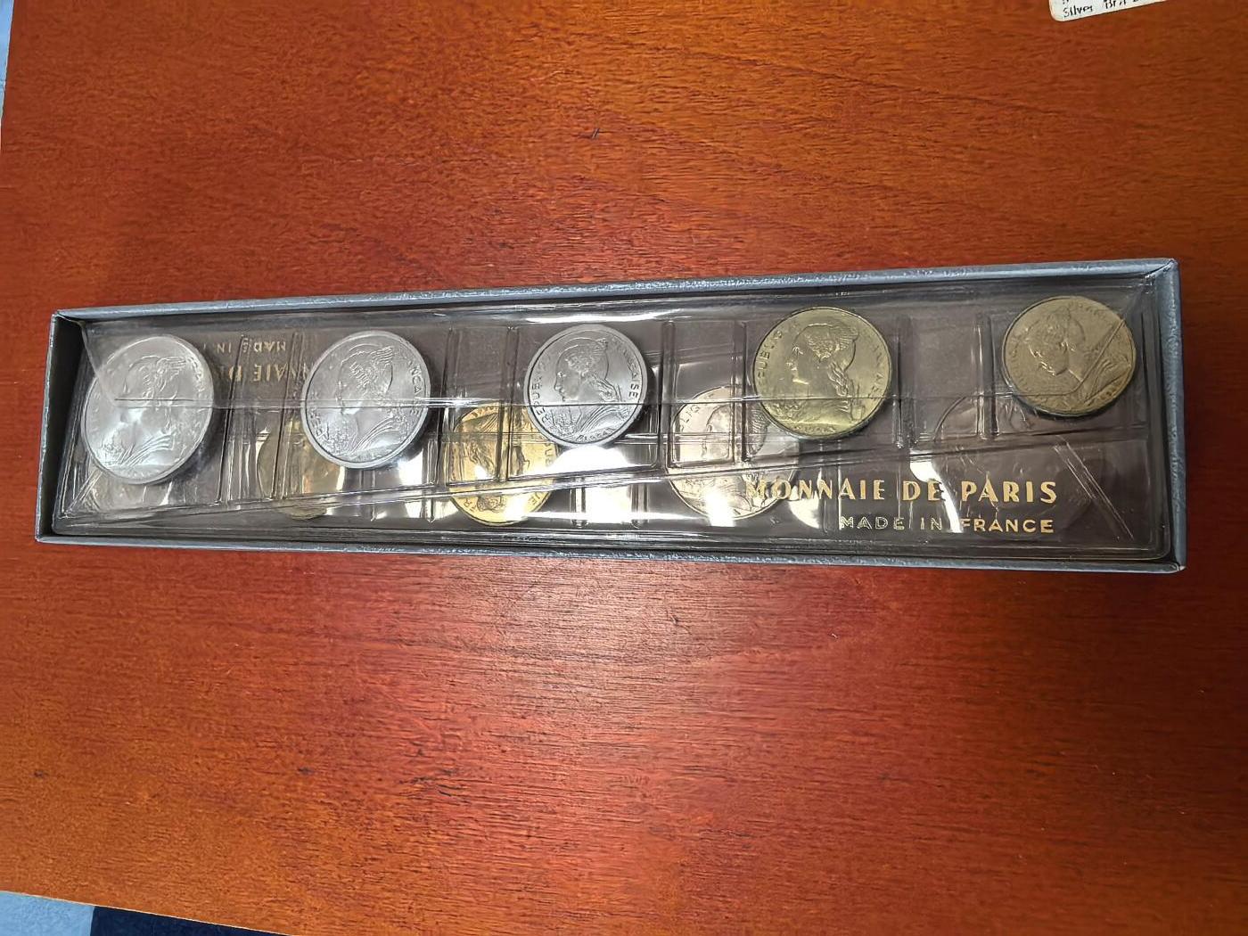 长老汇马年精选第七场拍卖 1964科摩罗和留尼旺5枚套FDC各一套，法国造币厂，原盒，量少精品（1）