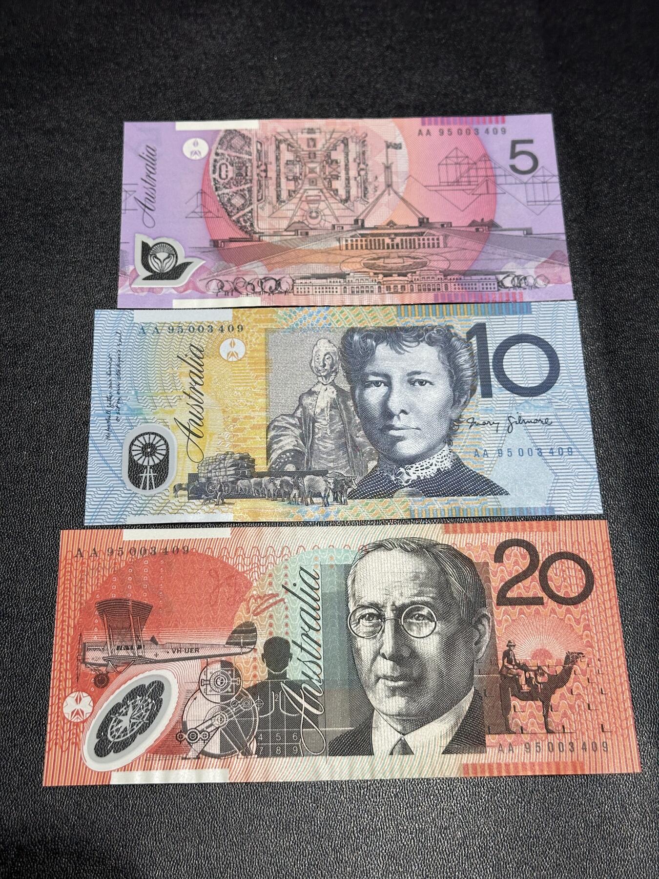 《外钞收藏家》第六百一十五期（畅拍场）（长期征集拍品、欢迎藏友们联系合作） 1995年澳大利亚5、10、20元 三张一起 AA冠 全同号 千位号 带原装册子