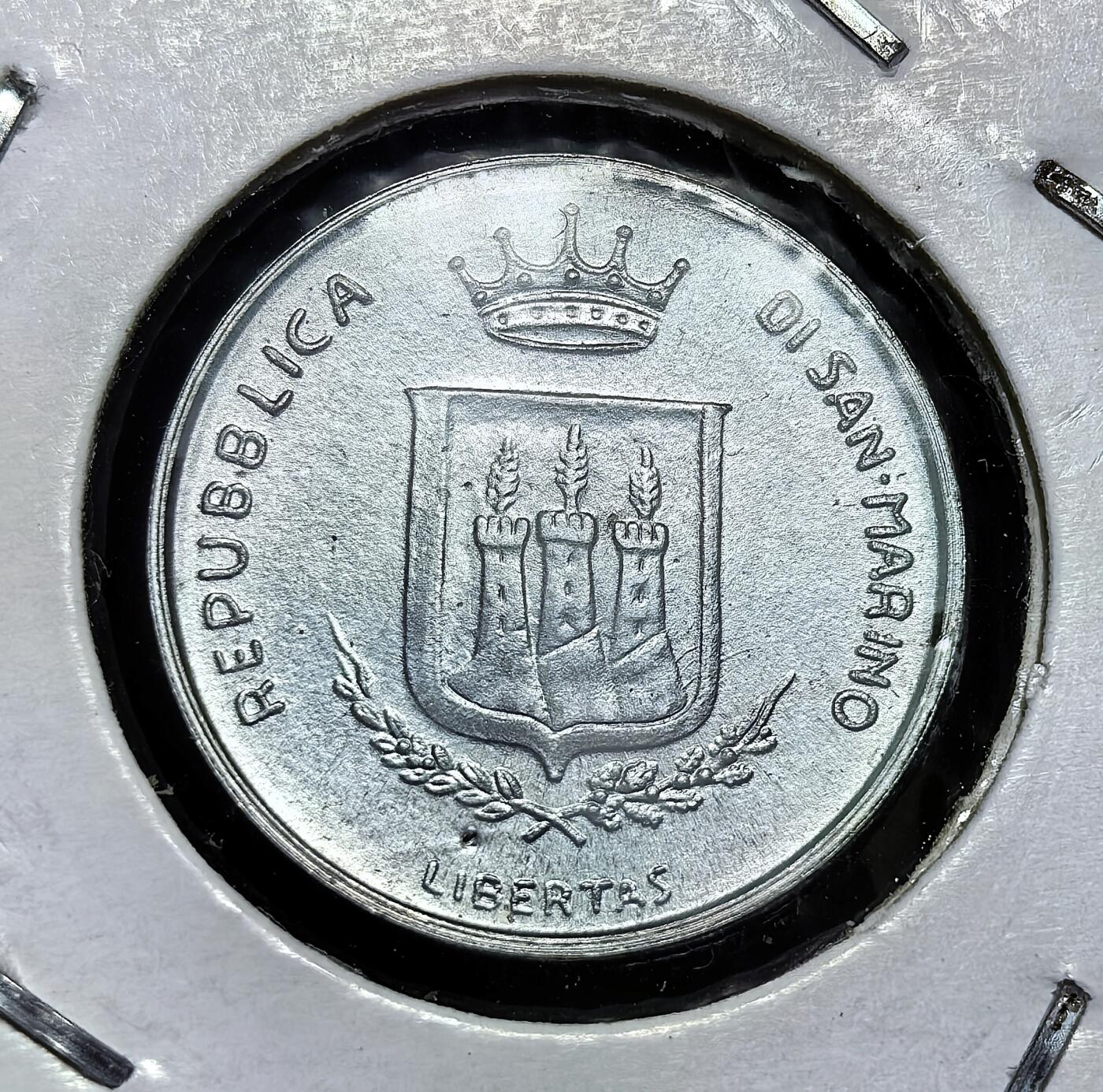 外国优质老铜币银币苏联纪念章，每周六晚九点倒数截拍，满百包邮可寄存，持续收拍 圣马力诺1983年反战1里拉纪念币。正面为国徽与 “自由” 箴言，背面由雕刻家 Agenore Fabbri 设计，以核战威胁为主题，用多翼怪兽警示战争阴霾，兼具收藏与反战象征意义。