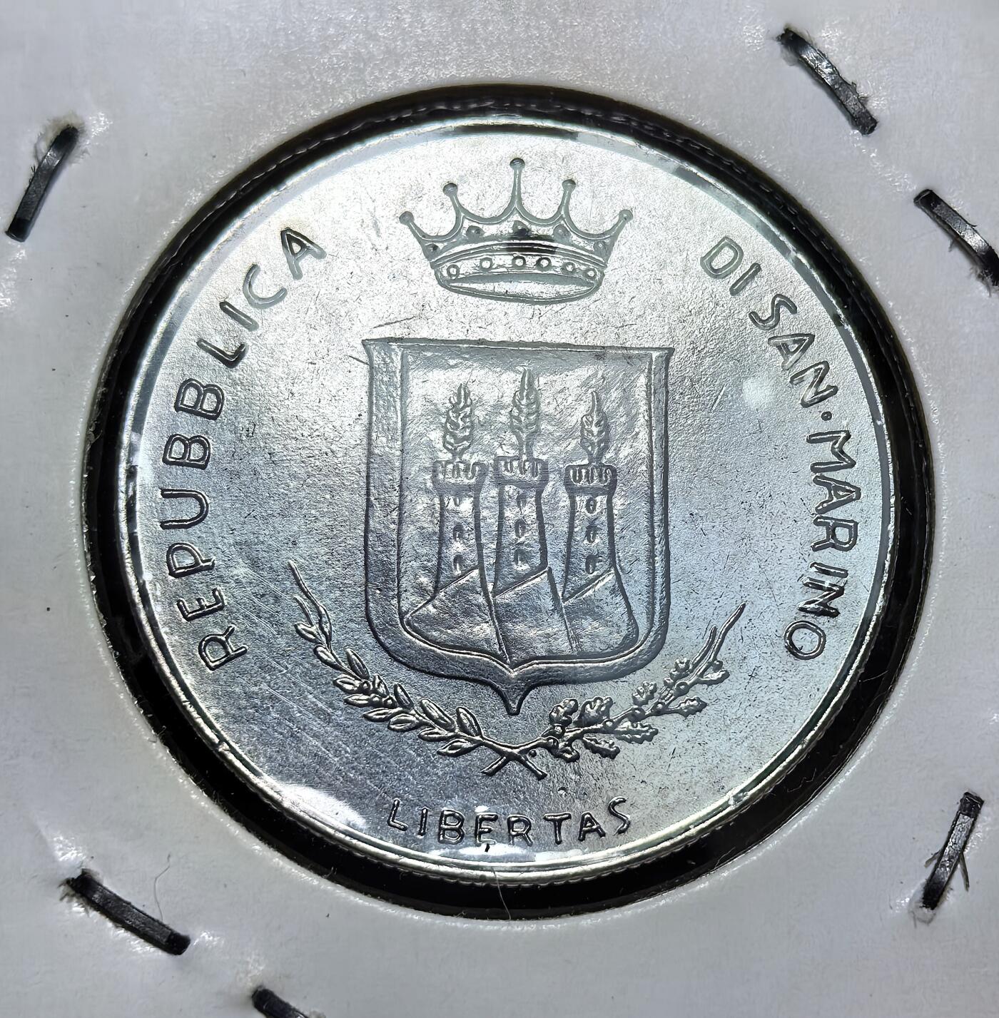 外国优质老铜币银币苏联纪念章，每周六晚九点倒数截拍，满百包邮可寄存，持续收拍 圣马力诺1983年反战100里拉纪念币，时值冷战核威胁加剧，币面以 “核战阴影” 为主题，刻画人类面对灾难的处境，由罗马造币厂铸造，以不锈钢为材质，承载反核与和平诉求。