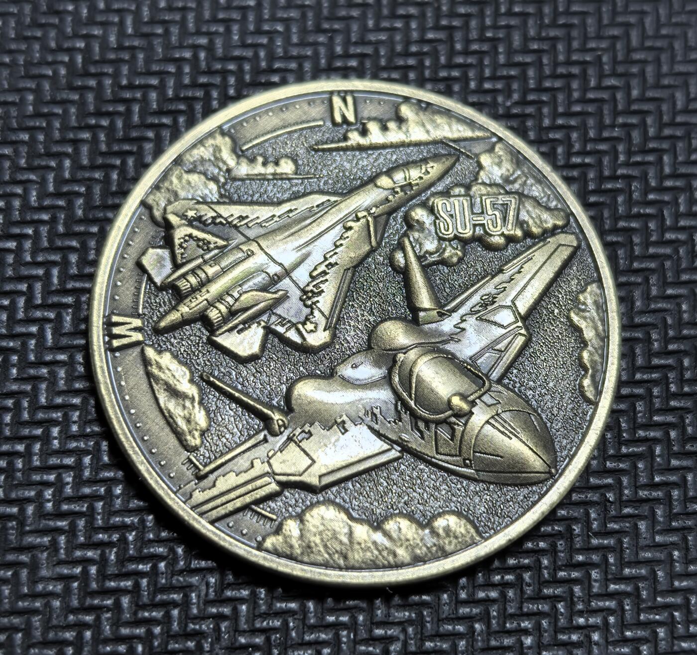 外国优质老铜币银币苏联纪念章，每周六晚九点倒数截拍，满百包邮可寄存，持续收拍 俄罗斯苏-57第五代隐形战斗机纪念章，该机源自 “PAK FA” 计划，2010 年首飞，2019 年服役，是俄空天军主力战机。纪念币为纪念其研发成就而制，展现了该机的性能参数与军事意义。