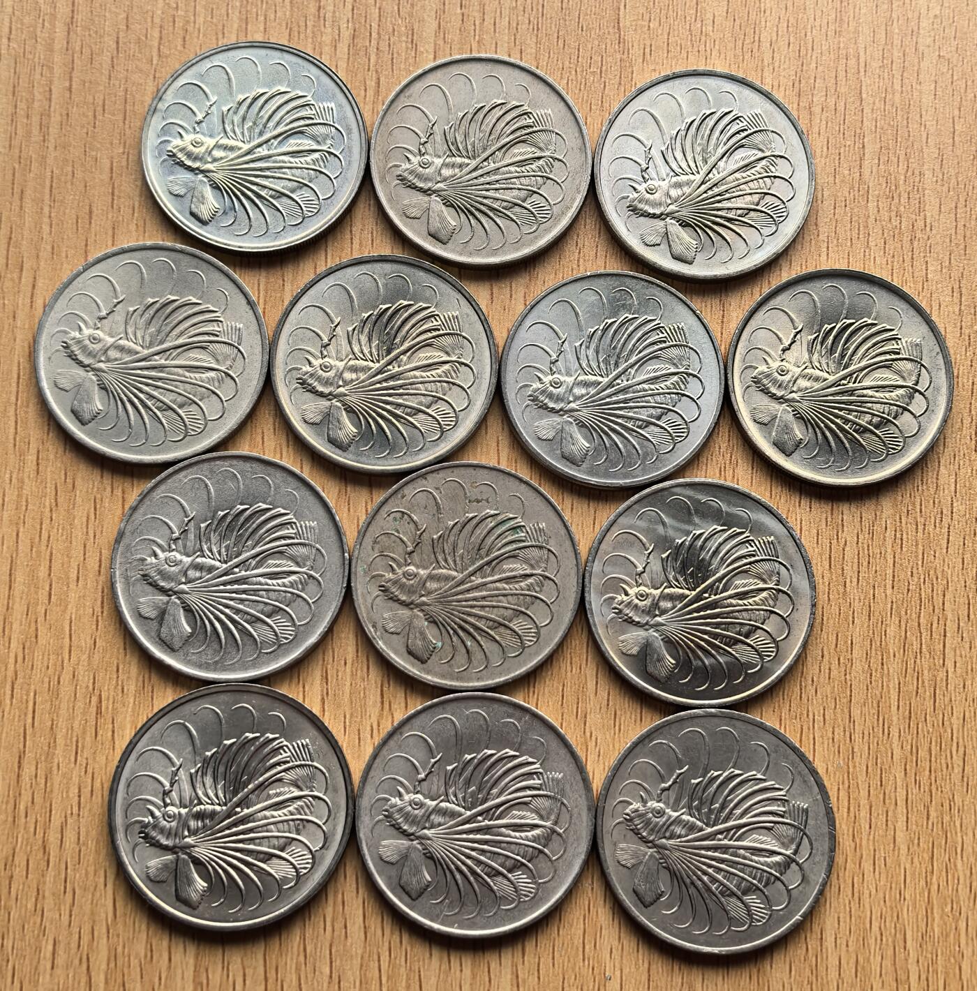 外国优质老铜币银币苏联纪念章，每周六晚九点倒数截拍，满百包邮可寄存，持续收拍 新加坡 1967–1981 年首版 50 分流通币13枚，由 Stuart Devlin 设计，背面狮子鱼图案象征海洋生态，正面为稻穗与年份，材质为铜镍合金，是新加坡独立后首批自主货币之一。