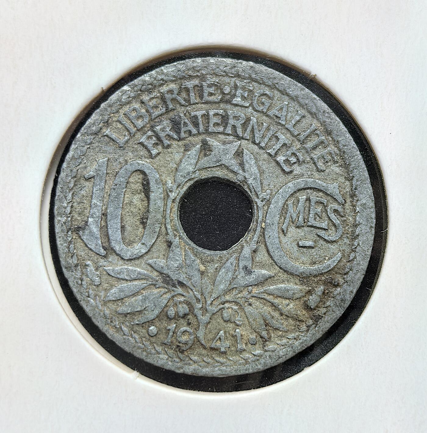 外国优质老铜币银币苏联纪念章，每周六晚九点倒数截拍，满百包邮可寄存，持续收拍 维希法国1941年10 生丁圆孔币双点版。二战法国战败后，贝当建立傀儡维希政权（1940-1944），为应对物资匮乏，发行此廉价锌币，正面保留 “自由平等博爱”，背面为 “RF” 与弗里吉亚帽，是维希政权的流通见证。