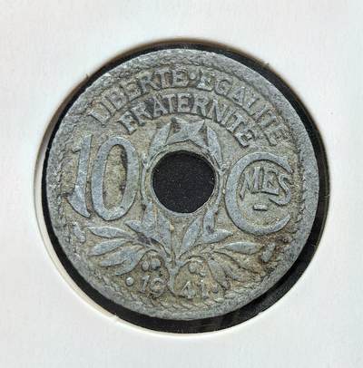 外国优质老铜币银币苏联纪念章，每周六晚九点倒数截拍，满百包邮可寄存，持续收拍 - 维希法国1941年10 生丁圆孔币双点版。二战法国战败后，贝当建立傀儡维希政权（1940-1944），为应对物资匮乏，发行此廉价锌币，正面保留 “自由平等博爱”，背面为 “RF” 与弗里吉亚帽，是维希政权的流通见证。