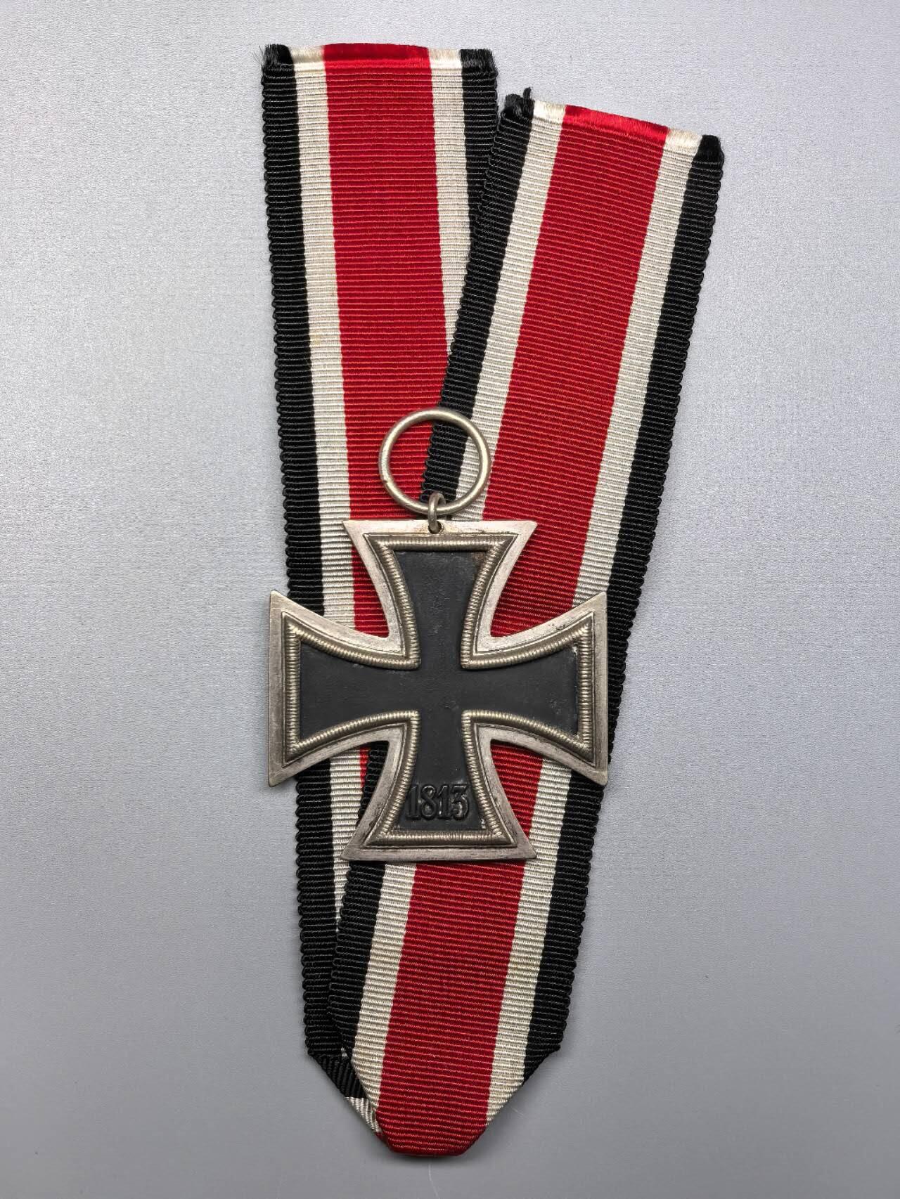 小驴勋章奖章收藏3月7日周六晚六点拍卖（珍爱和平，收藏战争，铭记历史，勿忘国耻，忠党爱国。有偿代拍，送拍规则在简介最后，参拍须阅读规则后再参拍，关系到运费包装发货时效真假辨别等关键信息，拍卖时不再发原图，看大图店主微信码在拍卖店铺介绍里） 得三EKII，环打44厂标，铁质核心黑漆小环后修，送个现代黑盒