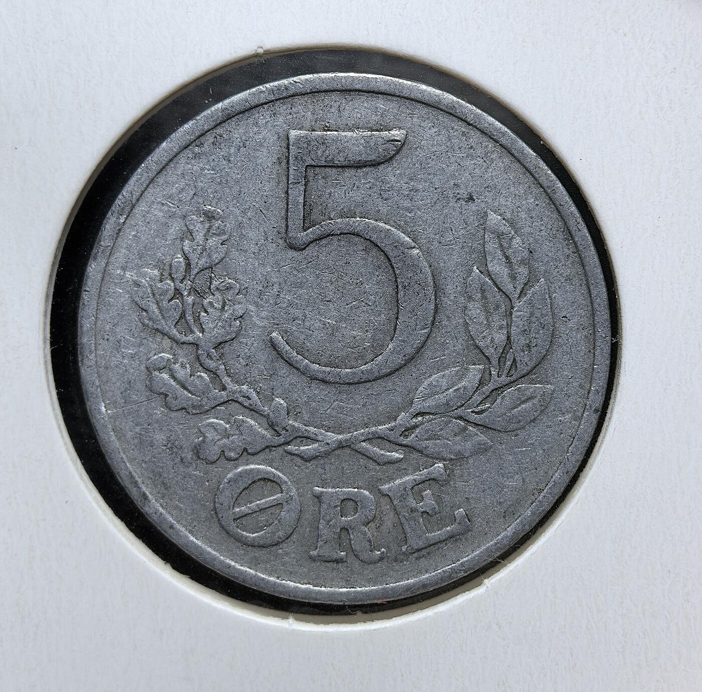 外国优质老铜币银币苏联纪念章，每周六晚九点倒数截拍，满百包邮可寄存，持续收拍 德占丹麦1941年5 欧尔，发行于纳粹德国占领丹麦期间，正面为国王克里斯蒂安十世冠饰花押，背面是面值与枝叶纹饰，是二战北欧被占领时期货币紧缩与物资匮乏的实物见证。