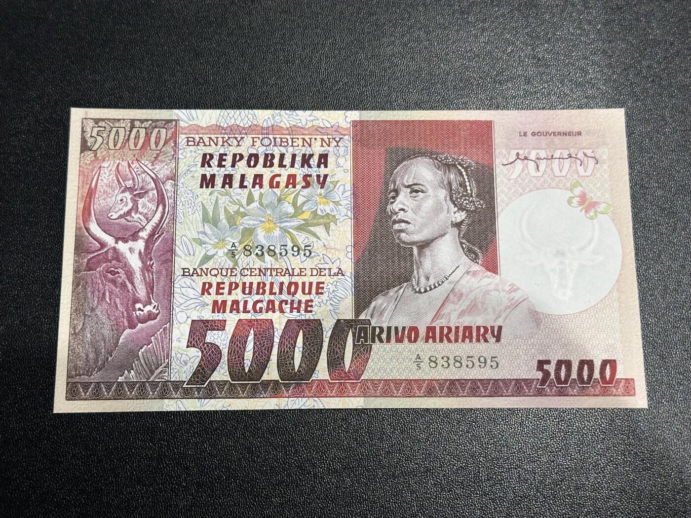 《外钞收藏家》第六百一十五期（畅拍场）（长期征集拍品、欢迎藏友们联系合作） 1974年马达加斯加5000法郎 全新 但边角轻微不绝