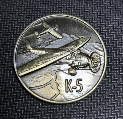外国优质老铜币银币苏联纪念章，每周六晚九点倒数截拍，满百包邮可寄存，持续收拍 - 苏联 K-5 客机纪念章，它是苏联首款量产民航机，1929 年首飞，1930-1940 年服役，可载 8 人，最高时速 185 公里，航程 960 公里，是苏联早期民航发展的重要标志。