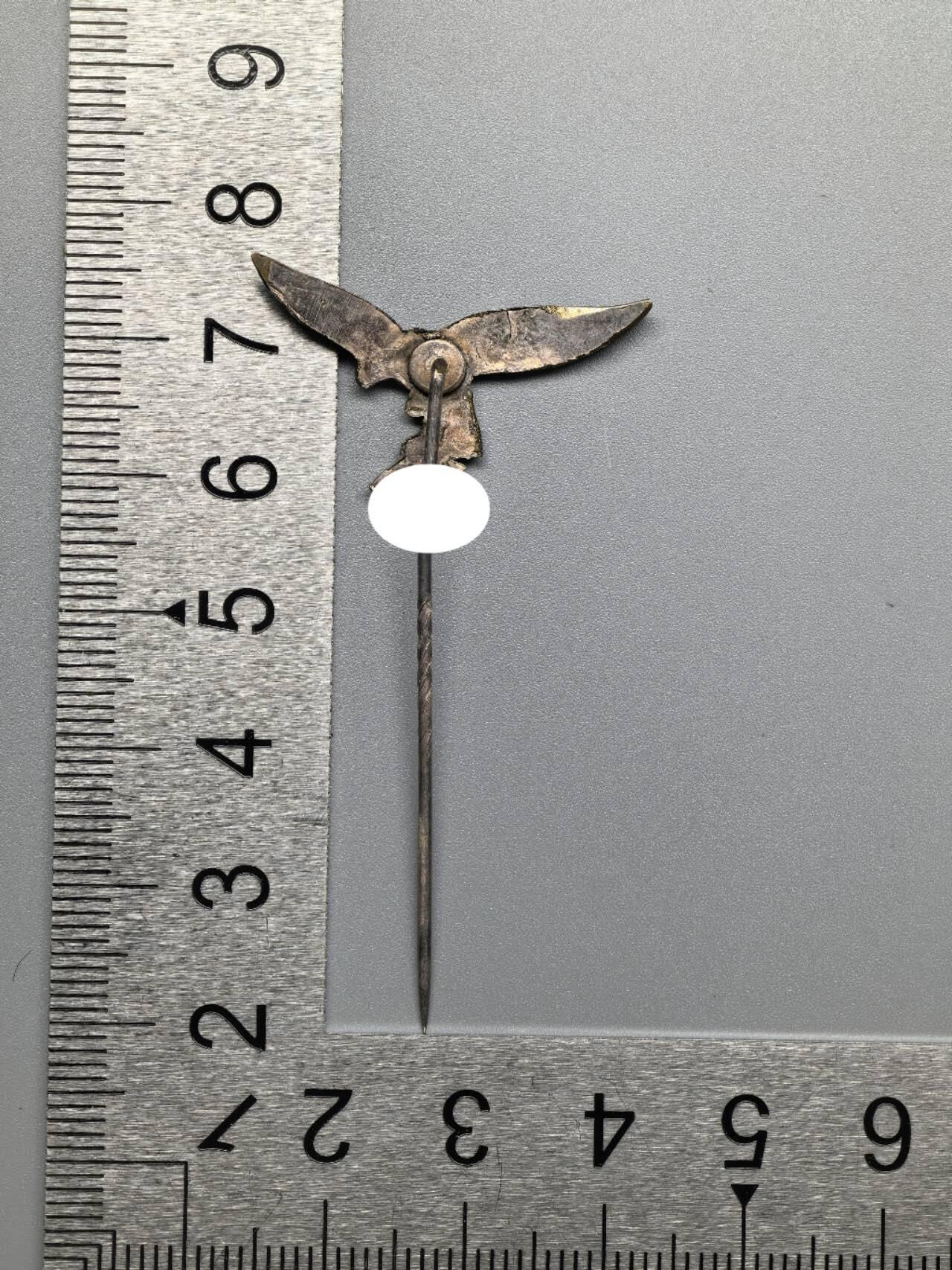 小驴勋章奖章收藏3月7日周六晚六点拍卖（珍爱和平，收藏战争，铭记历史，勿忘国耻，忠党爱国。有偿代拍，送拍规则在简介最后，参拍须阅读规则后再参拍，关系到运费包装发货时效真假辨别等关键信息，拍卖时不再发原图，看大图店主微信码在拍卖店铺介绍里） 得三早期空军鹰领口插针样式迷你章