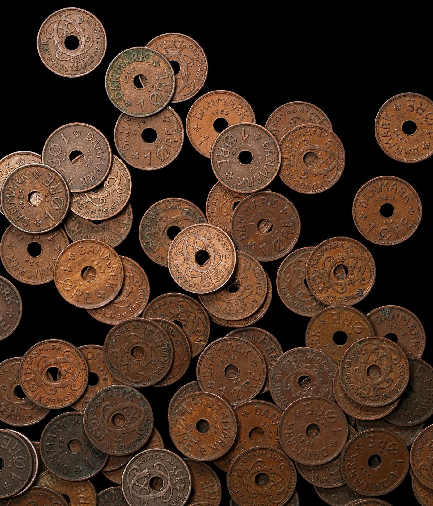 修遠堂世界钱币第106期，请看参拍说明 丹麦中孔1欧尔铜币99枚，1927-1940年