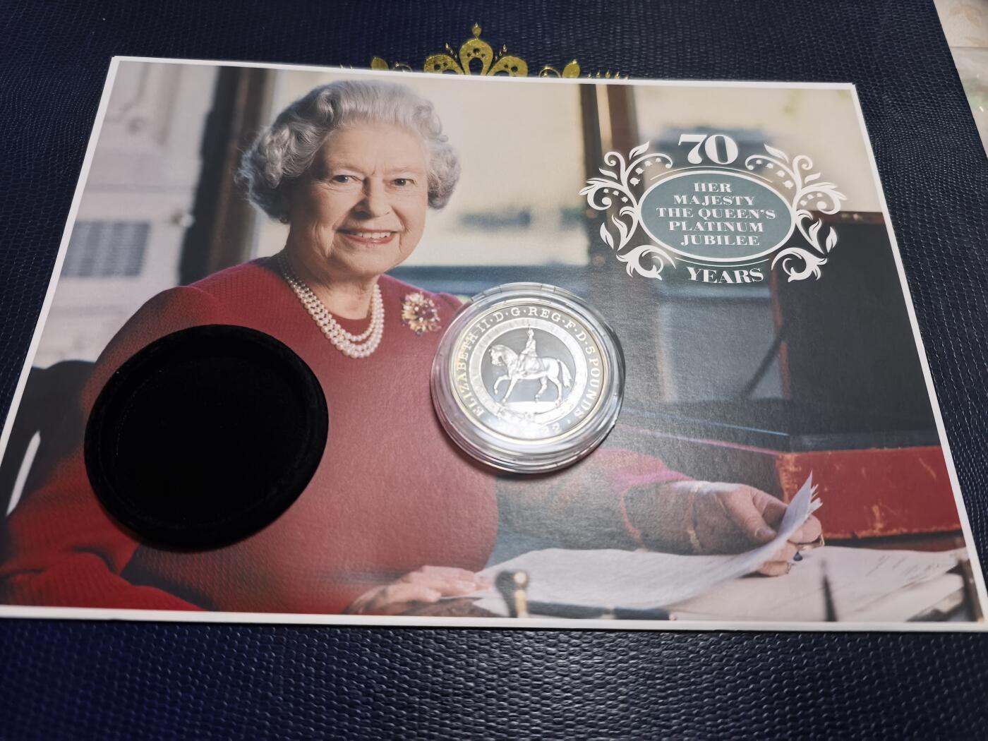 长老汇马年精选第七场拍卖 2022英国女王在位70周年邮币封首日封，含1枚5英镑同主题精制银币，28.28克925银，1200套，经典大窗帘骑马图，带皇家邮政原信套