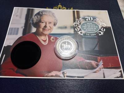 长老汇马年精选第七场拍卖 - 2022英国女王在位70周年邮币封首日封，含1枚5英镑同主题精制银币，28.28克925银，1200套，经典大窗帘骑马图，带皇家邮政原信套