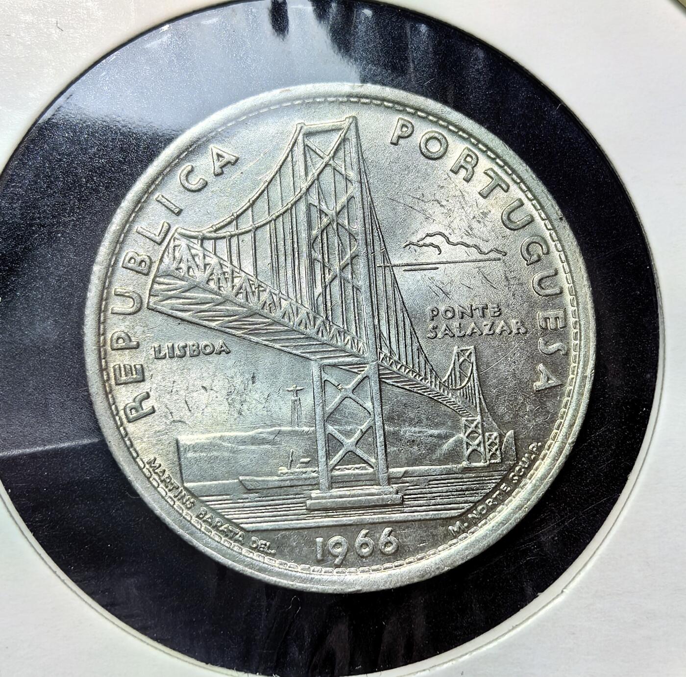 外国优质老铜币银币苏联纪念章，每周六晚九点倒数截拍，满百包邮可寄存，持续收拍 葡萄牙1966年20 埃斯库多纪念银币10克650银纯银价140元，为纪念萨拉查大桥通车而铸，币面刻大桥与里斯本风光，背面是葡萄牙国徽，见证了萨拉查政权末期的工程成就与时代变迁。