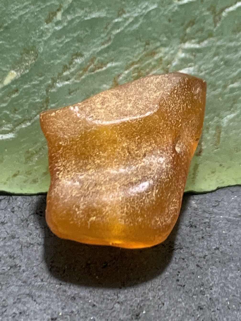 精美天然乌克兰蜜蜡随形原石珠子一颗