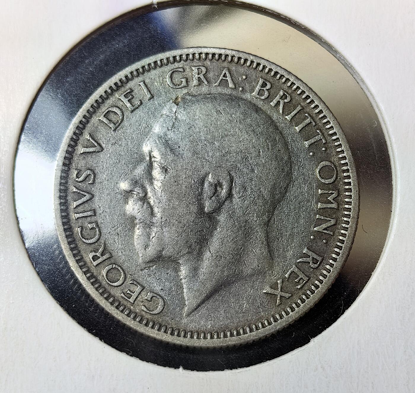 外国优质老铜币银币苏联纪念章，每周六晚九点倒数截拍，满百包邮可寄存，持续收拍 英国乔治五世1936年1先令银币5.6克500银纯银价60元，为乔治五世统治末期发行。正面是国王左向头像，背面为立狮踏王冠图案，币文标注 “IND・IMP” 彰显英王印度皇帝身份，是英帝国鼎盛时期的流通货币见证。