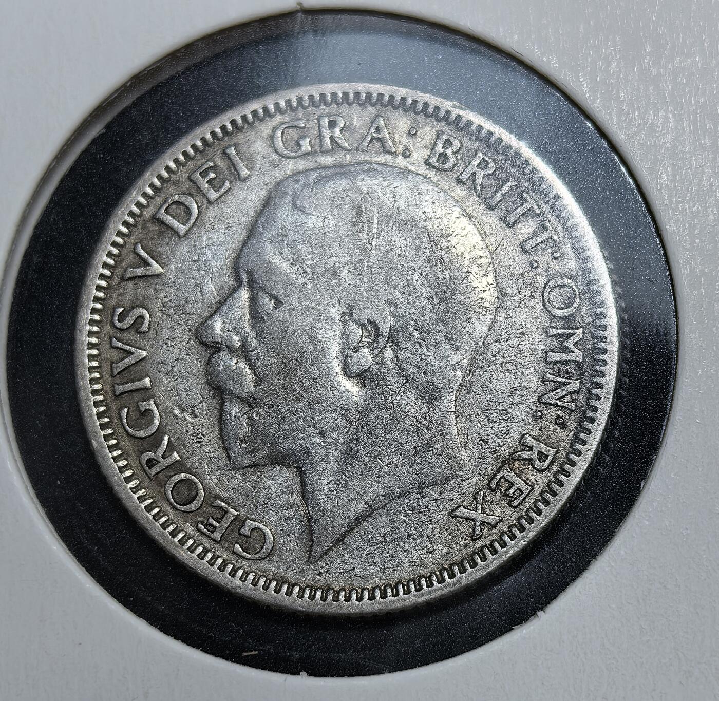 外国优质老铜币银币苏联纪念章，每周六晚九点倒数截拍，满百包邮可寄存，持续收拍 英国乔治五世1926年1先令银币5.6克500银纯银价60元，铸于 1911-1936 年。币面左侧为国王像，背面是雄狮踏皇冠图案，是英联邦流通的经典银质辅币，见证了大英帝国的余晖。