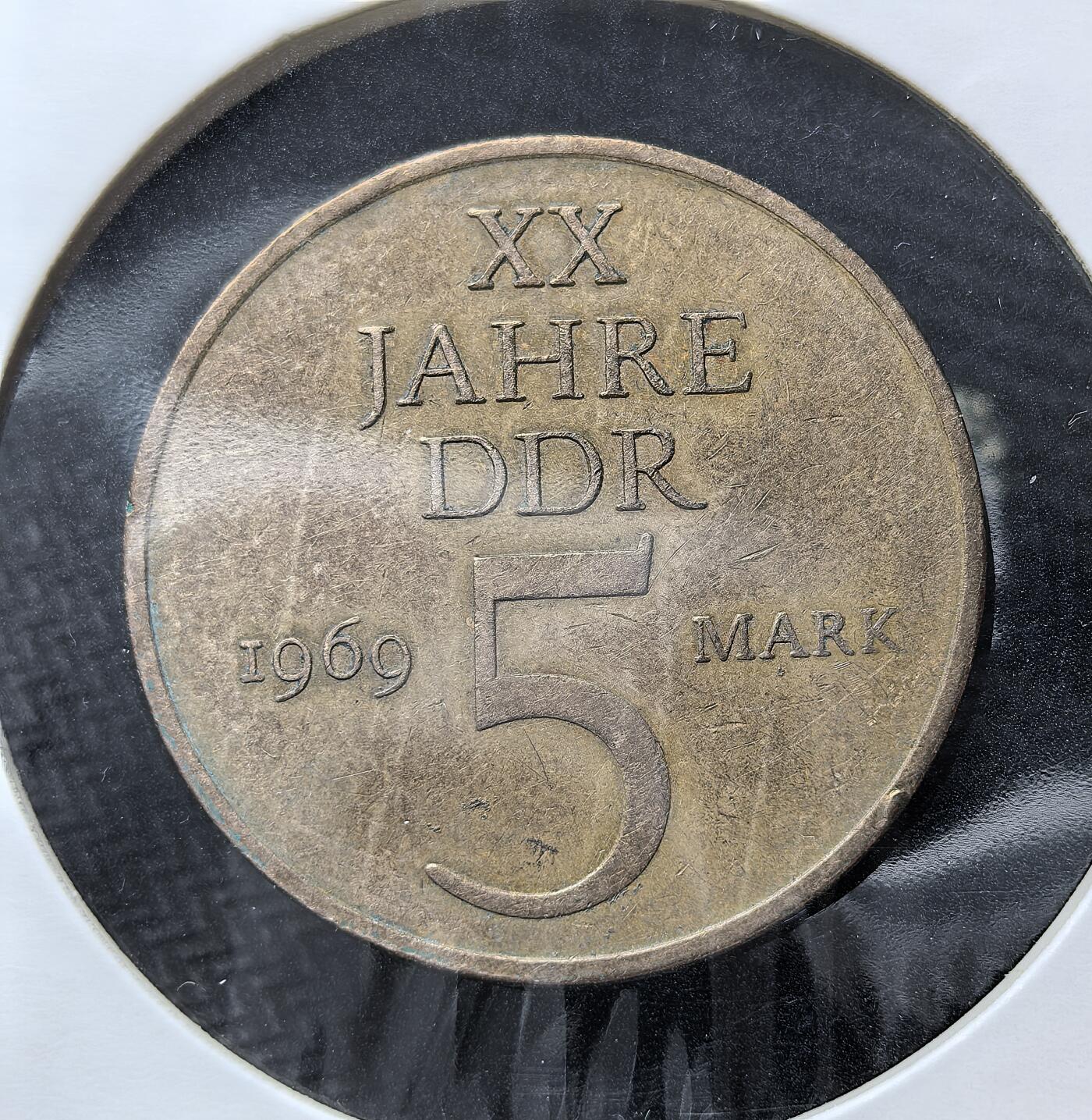 外国优质老铜币银币苏联纪念章，每周六晚九点倒数截拍，满百包邮可寄存，持续收拍 民主德国1969年5马克建国20 周年纪念币，为纪念 1949年建国20周年而铸，正面刻 “XX JAHRE DDR”，背面是东德国徽（圆规、锤子与麦穗），兼具流通与国家形象宣传功能。