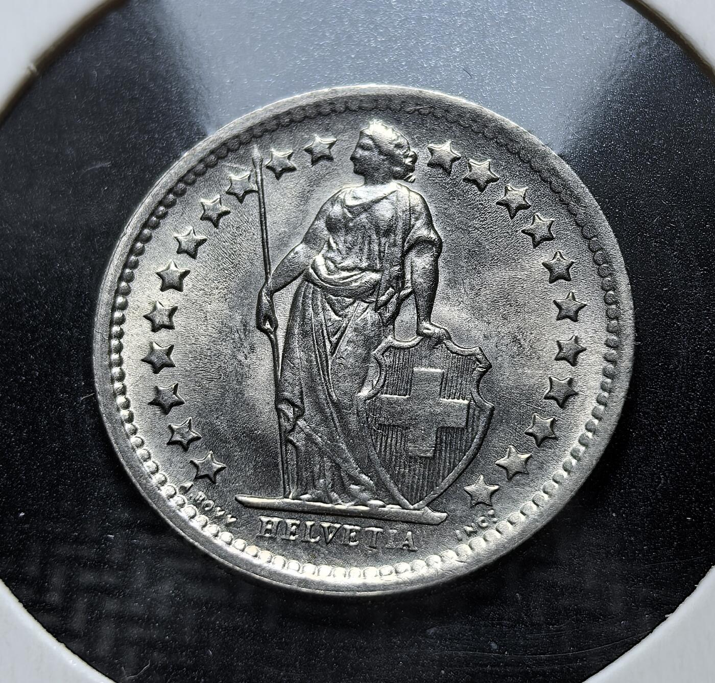 外国优质老铜币银币苏联纪念章，每周六晚九点倒数截拍，满百包邮可寄存，持续收拍 瑞士1968年版 ½ 法郎硬币，正面为象征瑞士的赫尔维蒂亚女神形象，周围星代表各州。因白银流失危机，延续联邦货币传统，是瑞士中立与统一的符号载体。