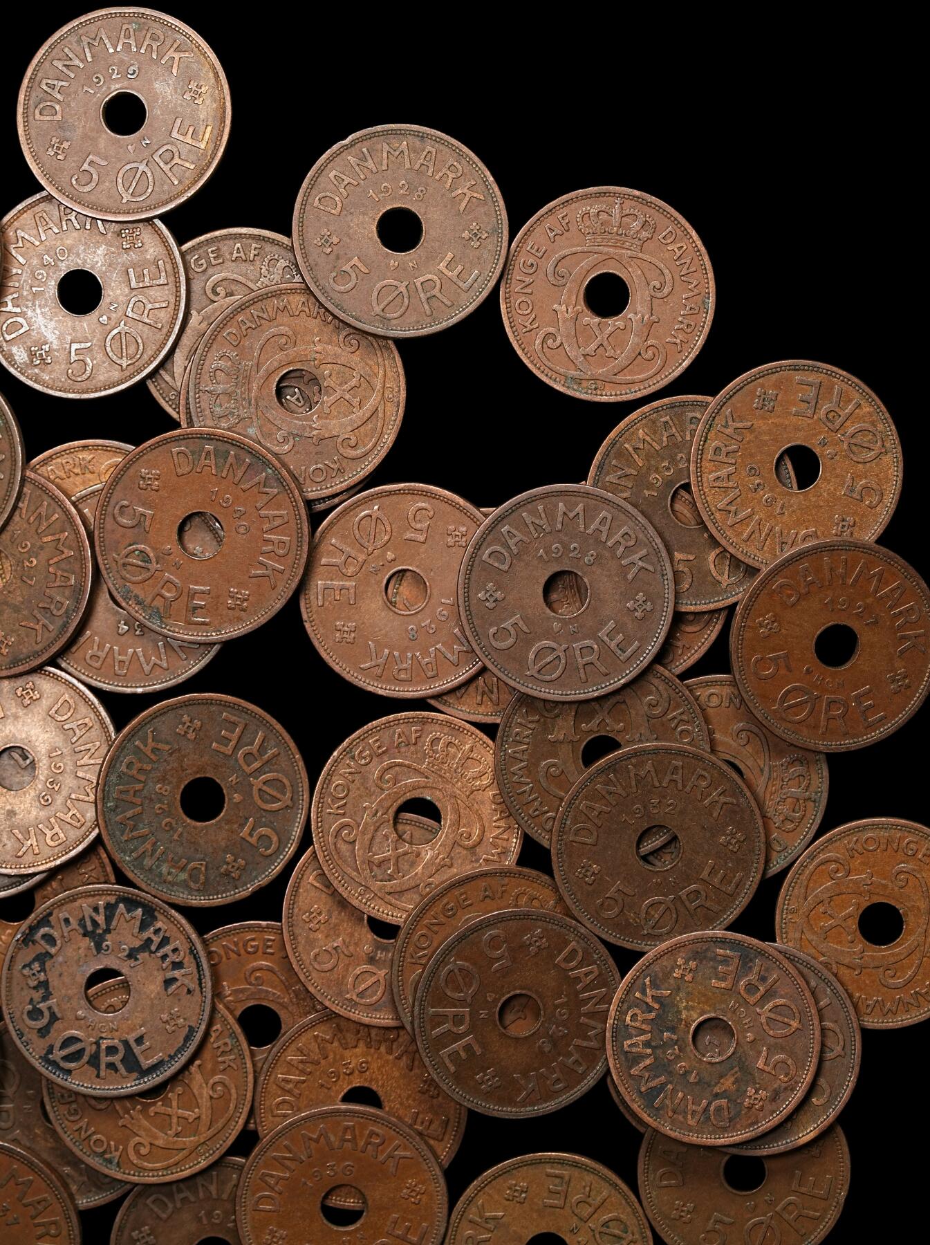 修遠堂世界钱币第106期，请看参拍说明 丹麦中孔5欧尔铜币50枚，1927-1940年