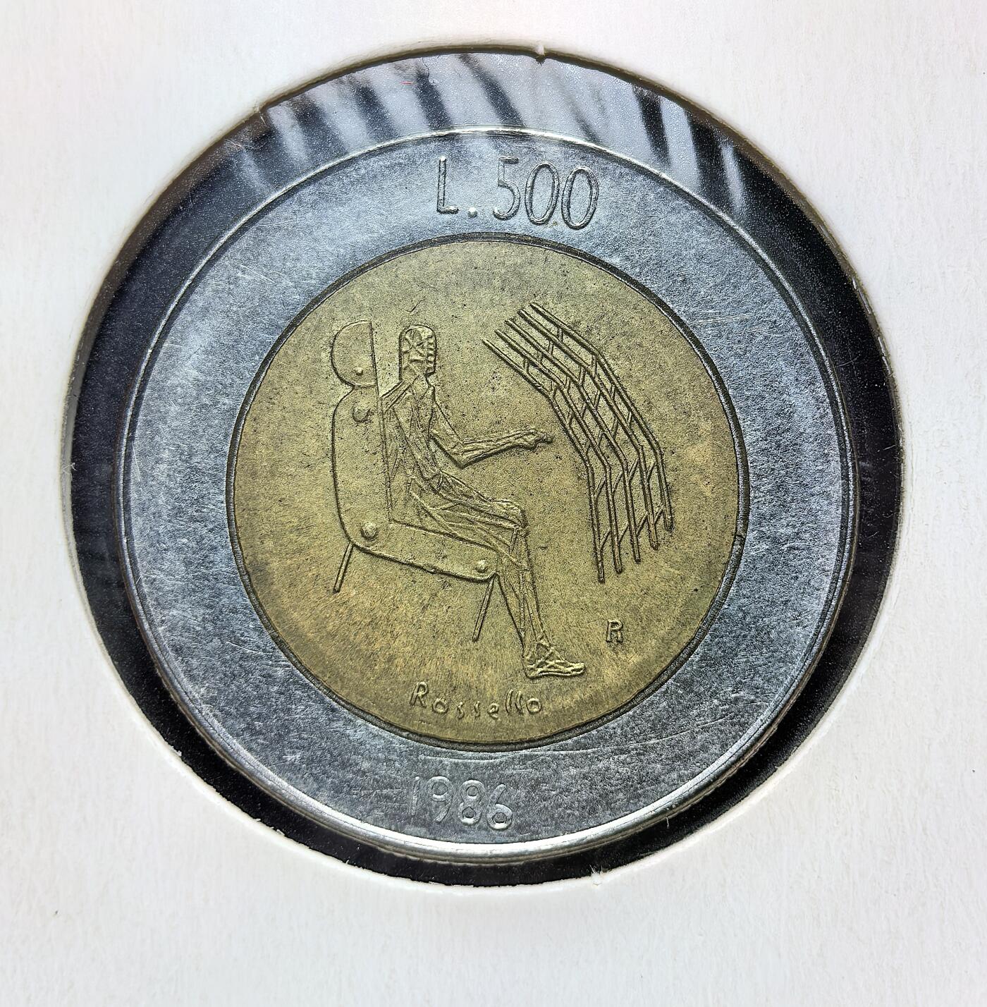 外国优质老铜币银币苏联纪念章，每周六晚九点倒数截拍，满百包邮可寄存，持续收拍 圣马力诺 1986 年发行的 500 里拉双金属流通纪念币，属 “技术革命” 系列，主题为 “人与机器”。正面为三塔国徽与 “自由” 铭，背面刻操作电脑的人物，由罗马造币厂铸造，2002 年随欧元启用停止流通。