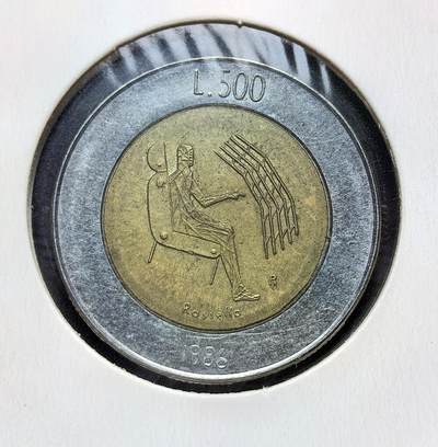 外国优质老铜币银币苏联纪念章，每周六晚九点倒数截拍，满百包邮可寄存，持续收拍 - 圣马力诺 1986 年发行的 500 里拉双金属流通纪念币，属 “技术革命” 系列，主题为 “人与机器”。正面为三塔国徽与 “自由” 铭，背面刻操作电脑的人物，由罗马造币厂铸造，2002 年随欧元启用停止流通。
