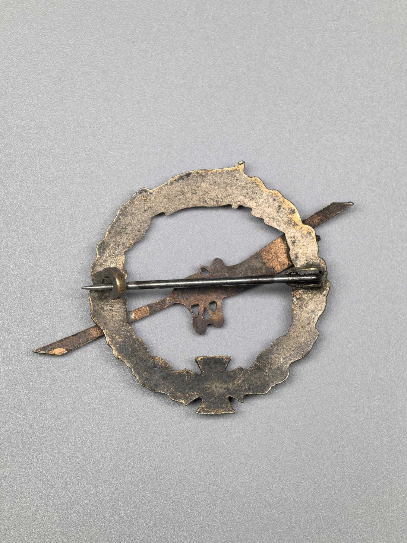 小驴勋章奖章收藏3月7日周六晚六点拍卖（珍爱和平，收藏战争，铭记历史，勿忘国耻，忠党爱国。有偿代拍，送拍规则在简介最后，参拍须阅读规则后再参拍，关系到运费包装发货时效真假辨别等关键信息，拍卖时不再发原图，看大图店主微信码在拍卖店铺介绍里） 第一次世界大战奥匈﹣德意志联盟纪念徽章，铜质，花环镀银珐琅，旗帜部分为烧制工艺问题，铁十字珐琅完好