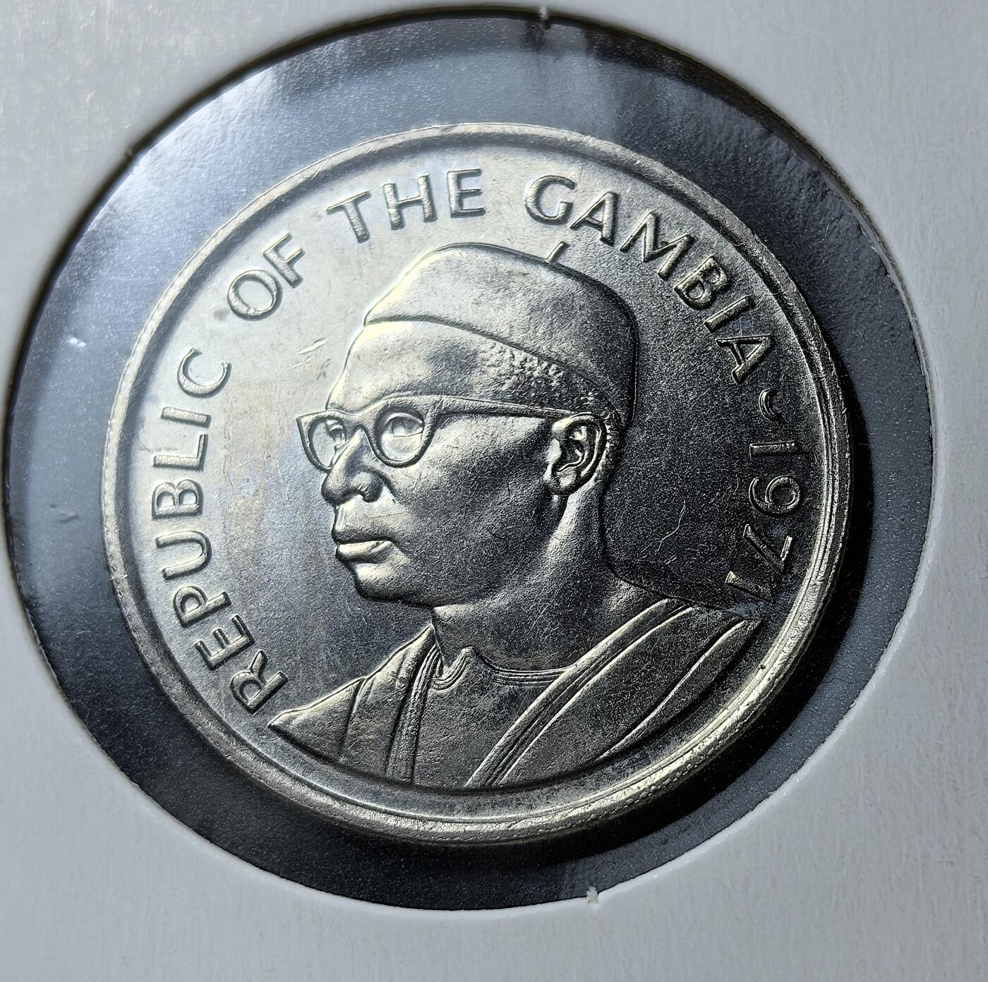 外国优质老铜币银币苏联纪念章，每周六晚九点倒数截拍，满百包邮可寄存，持续收拍 冈比亚1971年油棕25布图，属该国独立化首套货币，取代英制镑。正面为总统贾瓦拉像，背面油棕图案源自旧版 1 先令，由英国皇家造币厂铸造，是其货币独立的核心实物见证。