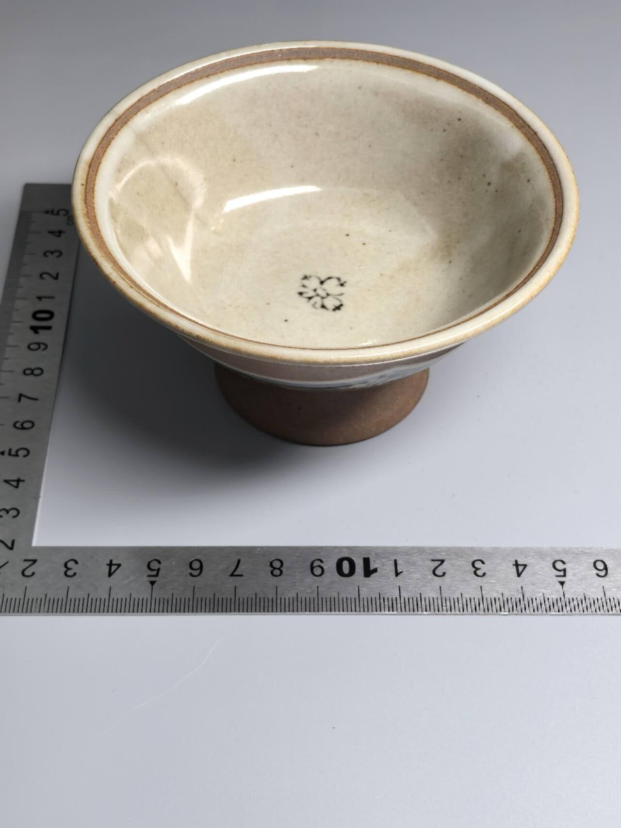 小驴勋章奖章收藏3月7日周六晚六点拍卖（珍爱和平，收藏战争，铭记历史，勿忘国耻，忠党爱国。有偿代拍，送拍规则在简介最后，参拍须阅读规则后再参拍，关系到运费包装发货时效真假辨别等关键信息，拍卖时不再发原图，看大图店主微信码在拍卖店铺介绍里） 日式茶碗带桧木盒