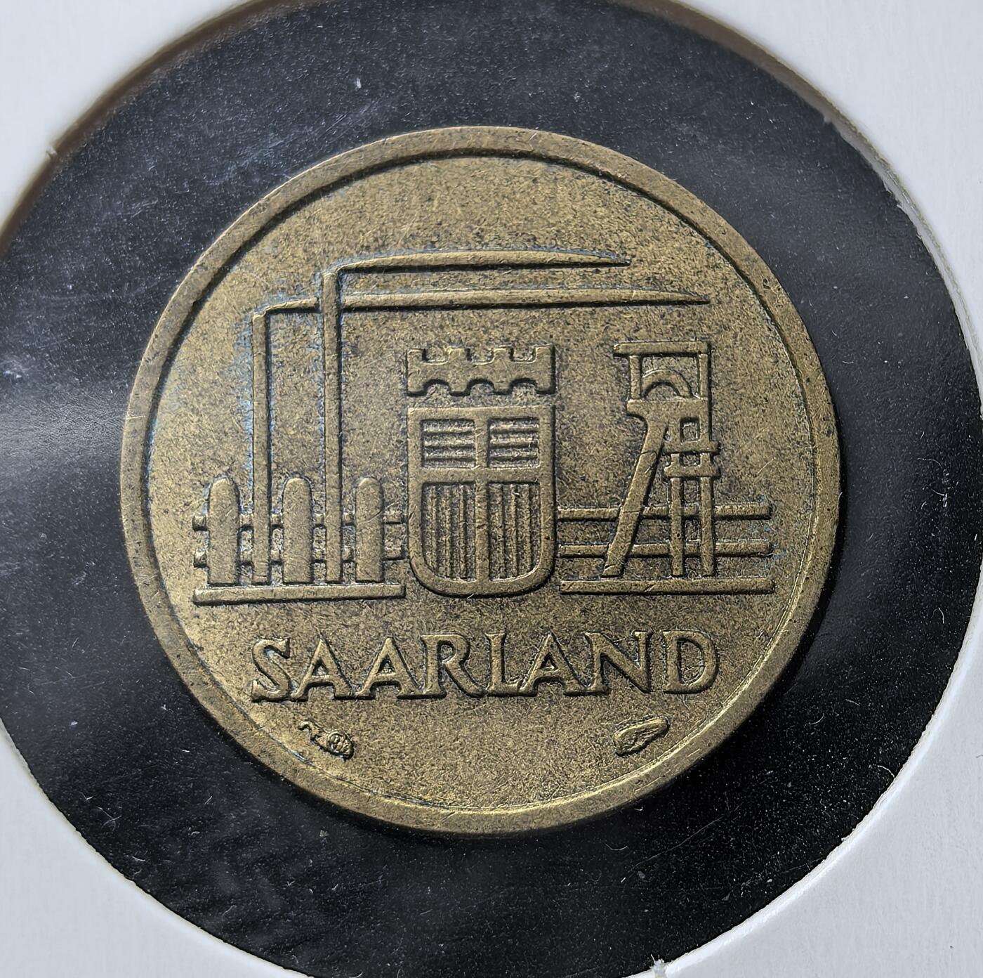 外国优质老铜币银币苏联纪念章，每周六晚九点倒数截拍，满百包邮可寄存，持续收拍 法占德国萨尔保护区1954年10法郎。二战后萨尔由法国托管，1947 年起法国法郎为法定货币，1954-1955 年发行带德语 “Franken” 和本地工业纹章的专属硬币，仅在萨尔流通，1957 年萨尔回归西德后逐步退出。